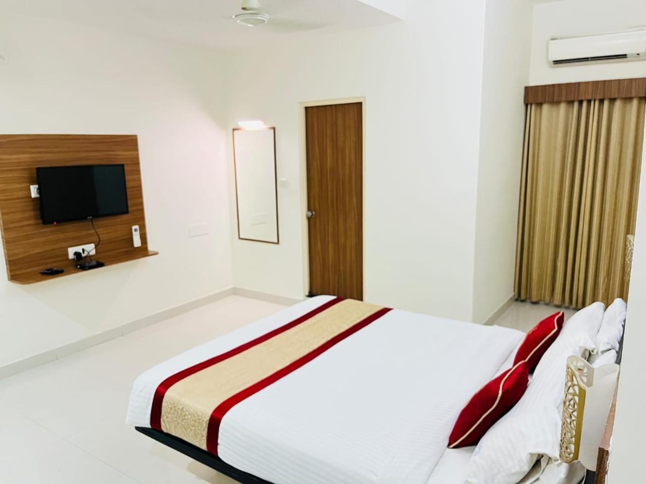 Hotel Grand Bee Bangalore Esterno foto