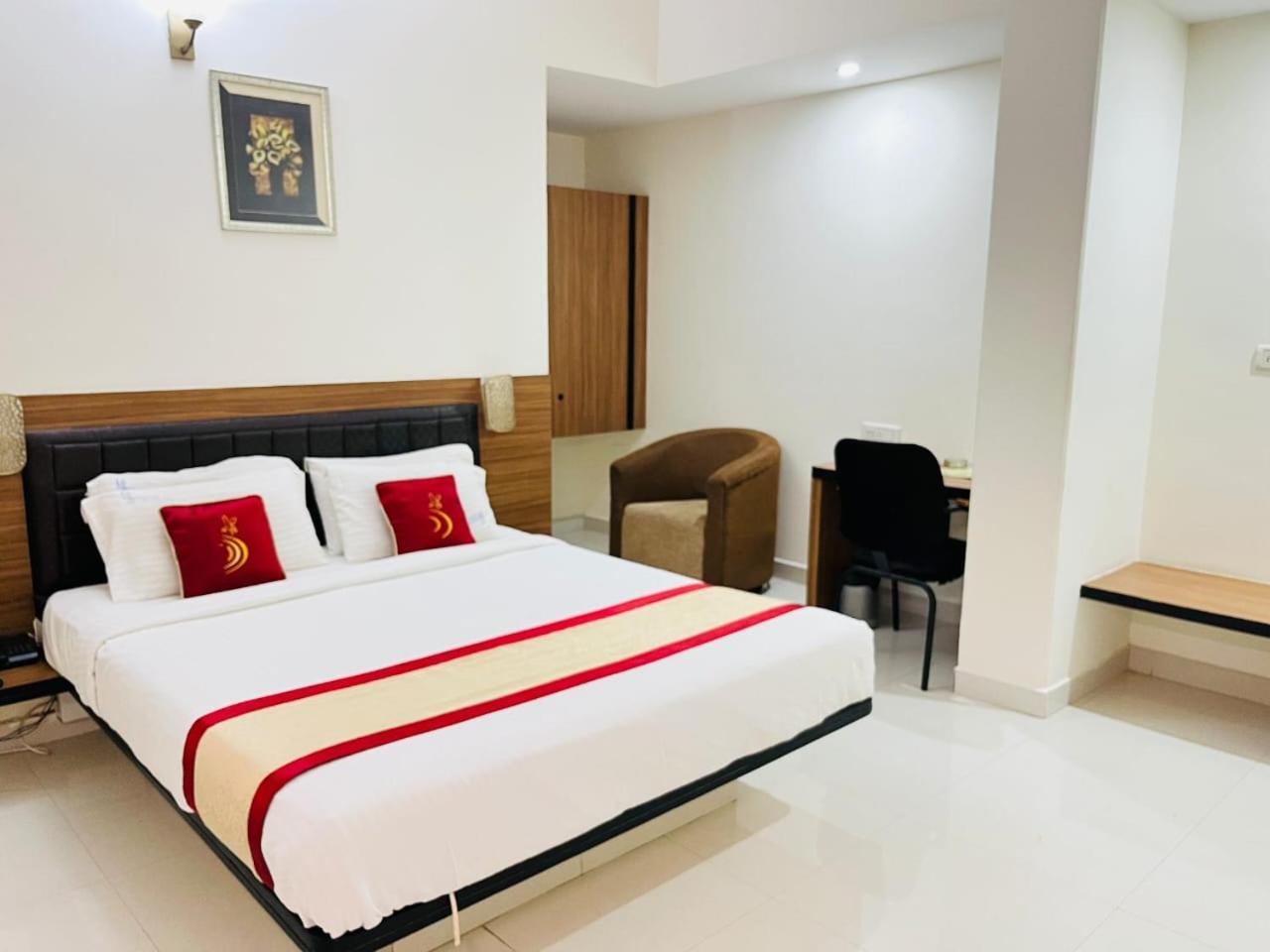 Hotel Grand Bee Bangalore Esterno foto