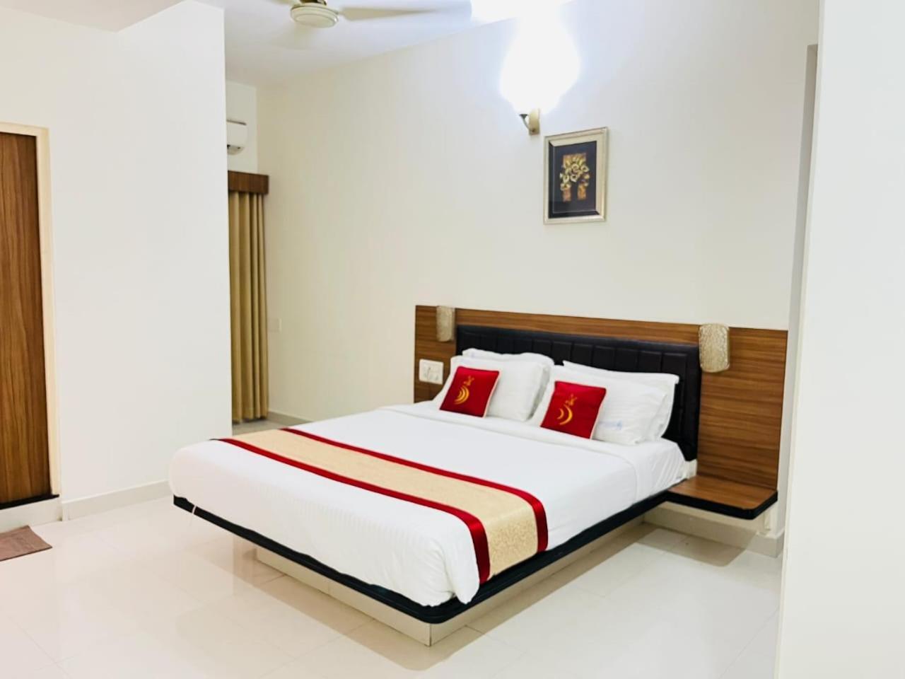 Hotel Grand Bee Bangalore Esterno foto
